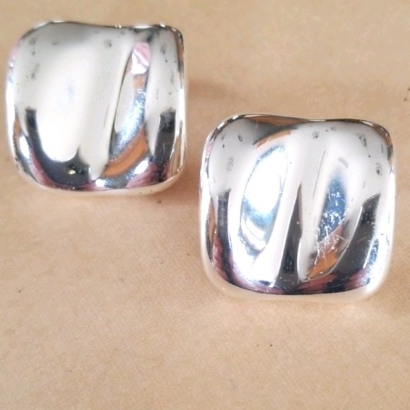 Vintage 1950s Mid Century Silver Tone Metal Wave Design Clip On Earrings - Picture 4 of 11